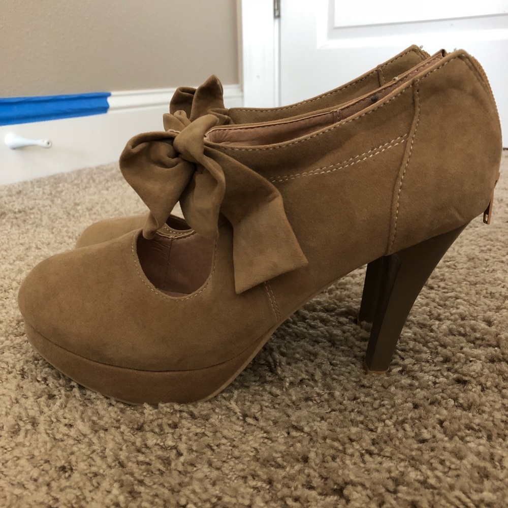 Bow-tie Heels